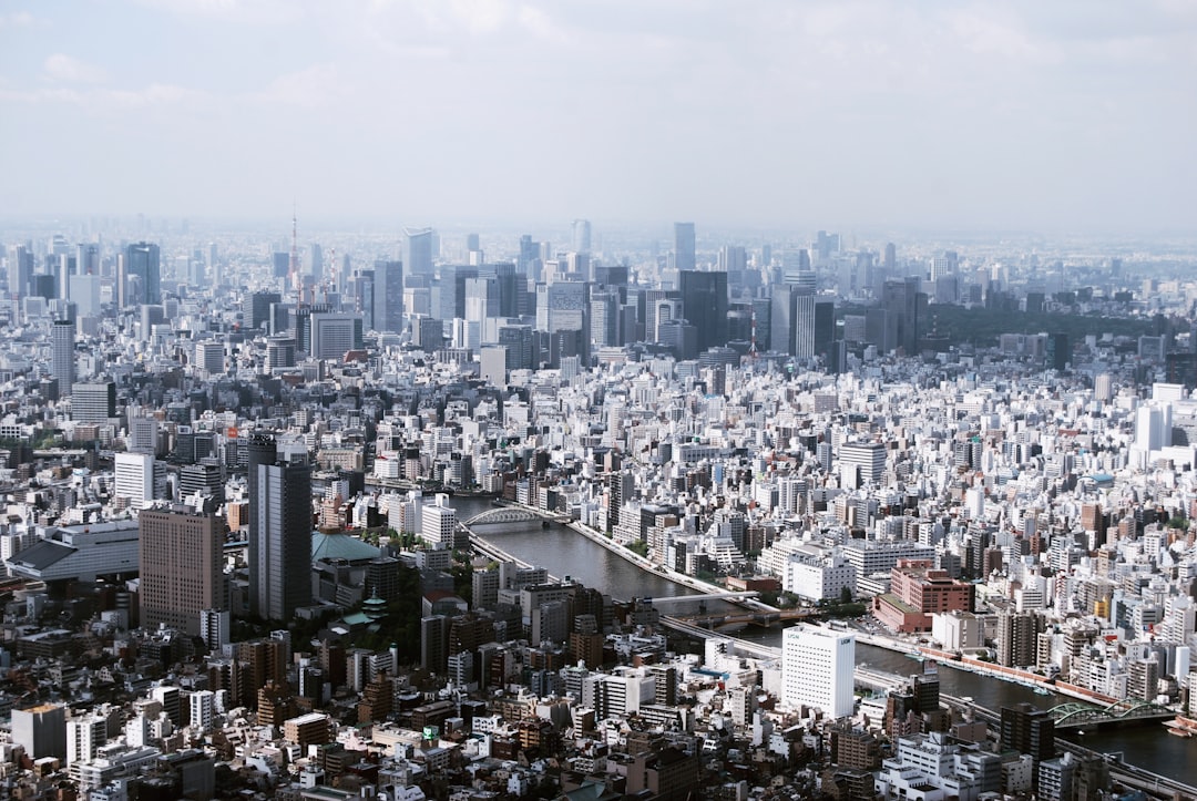 découvrez l'univers fascinant des mégapoles, ces villes géantes où la vie s'accélère, les cultures se mélangent et les opportunités abondent. plongez dans l'effervescence des mégacities à travers le monde, leurs défis uniques et leur impact sur notre avenir.