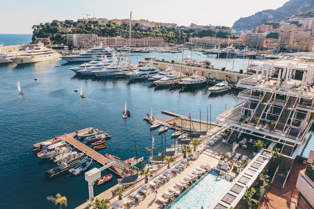 découvrez monaco, la perle de la côte d'azur, célèbre pour son glamour, ses casinos emblématiques, son magnifique parcours de grand prix et ses vues à couper le souffle sur la mer méditerranée. explorez son riche patrimoine culturel et ses événements prestigieux dans ce petit mais puissant principauté.