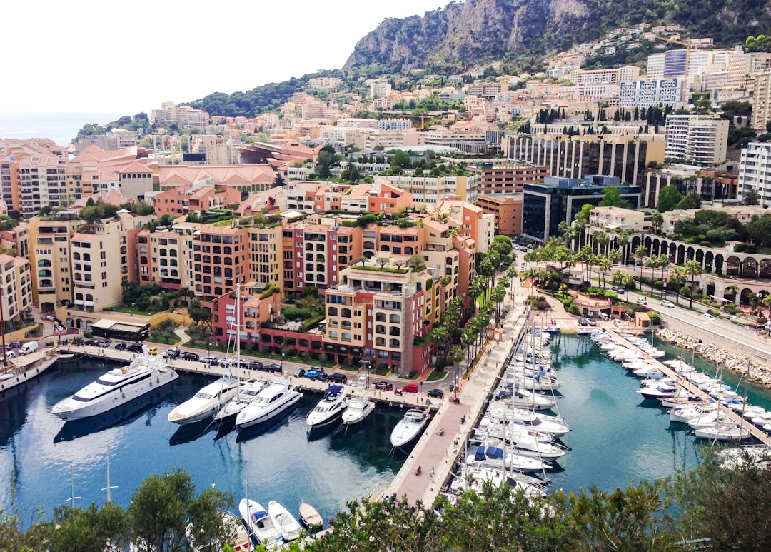 découvrez monaco, la perle de la côte d'azur, célèbre pour son glamour, ses casinos, et son histoire riche. explorez ses paysages à couper le souffle, ses événements prestigieux et sa culture unique.