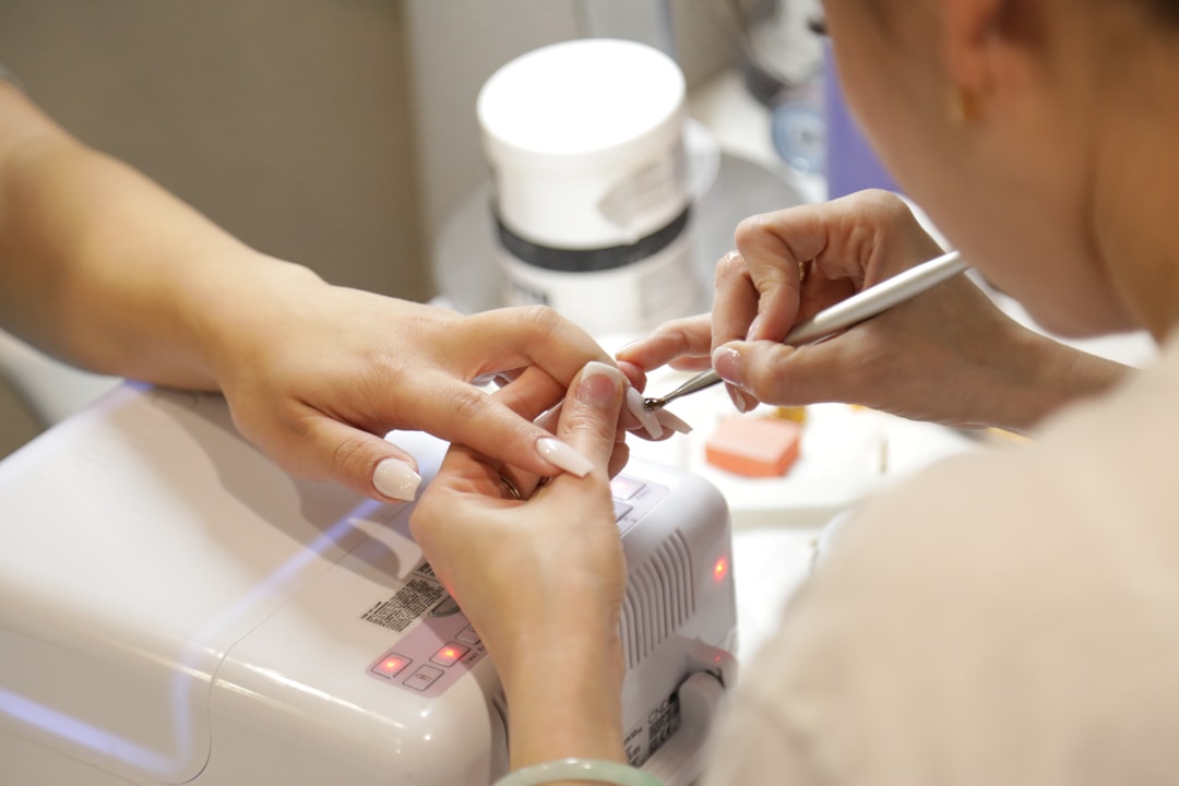 découvrez nos conseils pratiques pour un retrait en toute sécurité de la colle à ongles. apprenez les méthodes efficaces et les astuces pour protéger vos ongles tout en éliminant les résidus de colle. idéal pour un soin des ongles réussi.