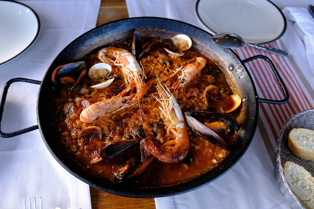découvrez la délicieuse paella, un plat espagnol emblématique à base de riz, fruits de mer, viandes et légumes, qui ravira vos papilles. idéale pour vos repas en famille ou entre amis, la paella est un véritable voyage culinaire aux saveurs méditerranéennes.