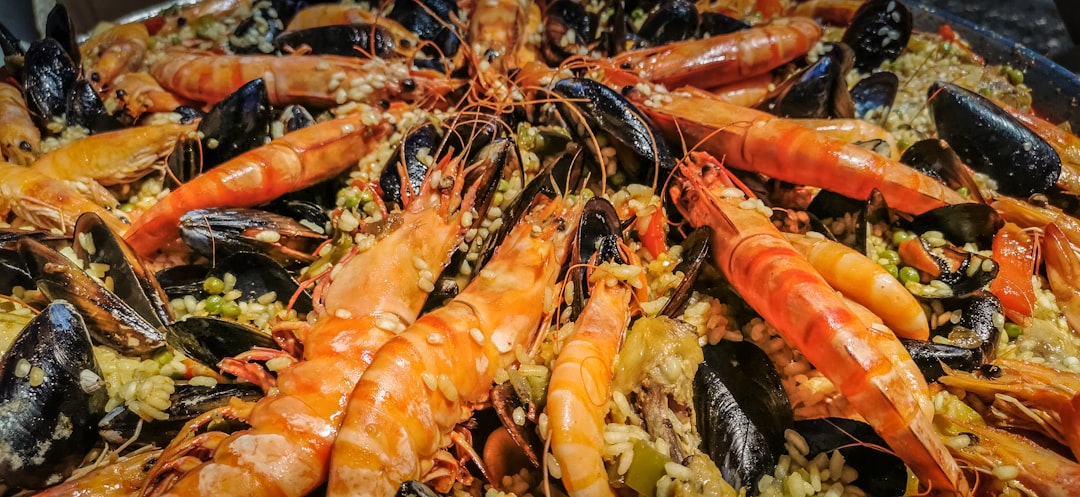 découvrez la recette traditionnelle de la paella, un plat emblématique de la cuisine espagnole. savourez un mélange savoureux de riz, de fruits de mer, de viandes et d'épices, parfait pour partager lors de vos repas en famille ou entre amis. apprenez à réaliser cette délicieuse spécialité chez vous avec nos conseils et astuces.