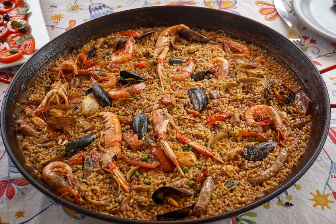 découvrez la paella, un plat traditionnel espagnol riche en saveurs, composé de riz parfumé, de fruits de mer, de viandes et de légumes. apprenez à préparer ce délice méditerranéen chez vous et régalez vos proches avec cette recette conviviale et authentique.
