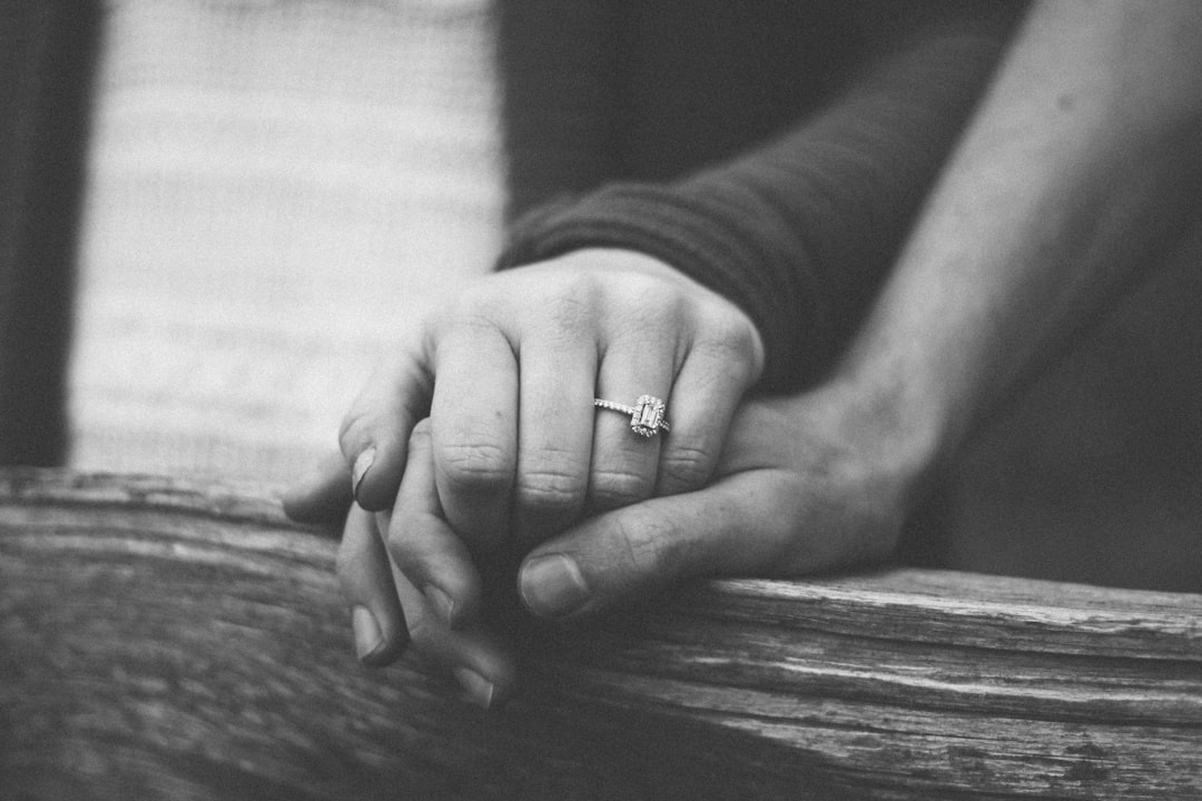 découvrez les relations parasociales, un phénomène captivant où les individus développent des liens émotionnels forts avec des personnages de fiction ou des personnalités publiques, souvent à sens unique. explorez l'impact de ces connexions sur notre quotidien et notre perception des interactions sociales.