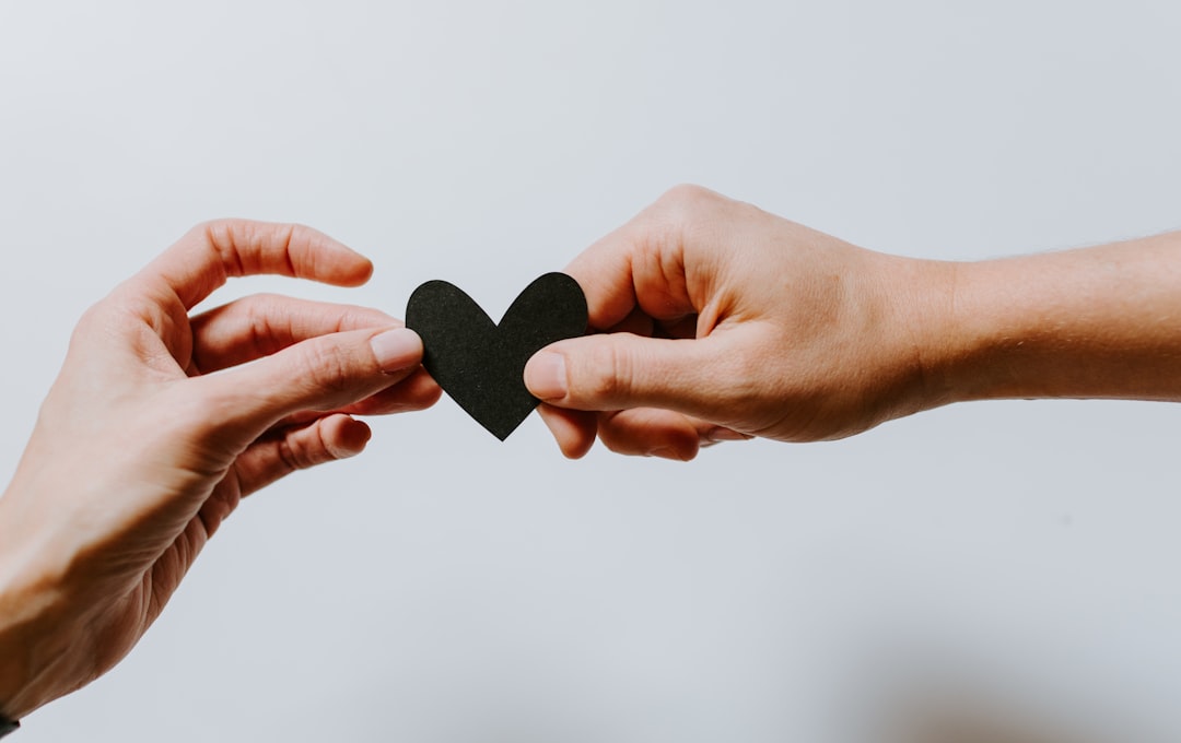 découvrez le phénomène des relations parasociales, où les fans développent des liens émotionnels forts avec des personnalités publiques. explorez comment ces connexions influencent notre perception des médias et les interactions sociales dans notre monde moderne.