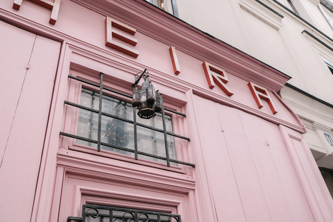 découvrez les meilleures locations à paris, idéalement situées au cœur de la ville lumière. que ce soit pour des vacances romantiques, un séjour d'affaires ou une escapade entre amis, explorez des appartements uniques et confortables qui capturent l'essence de la vie parisienne.