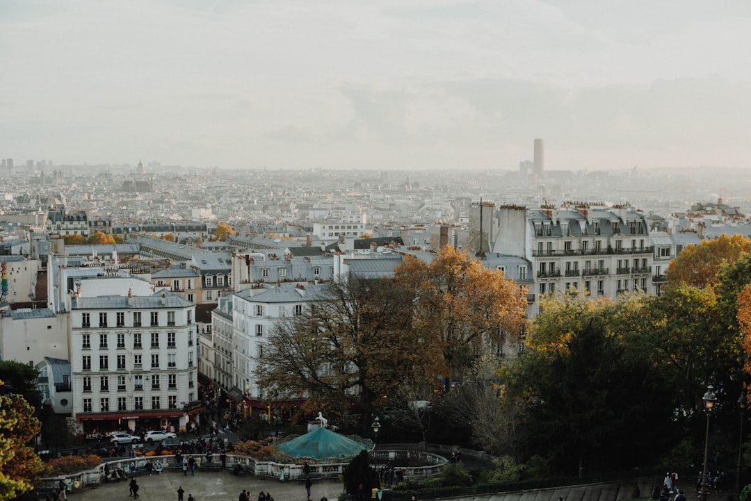 découvrez les meilleures locations parisiennes pour un séjour inoubliable. de l'élégance des appartements haussmanniens aux charmants studios, explorez les options qui vous plongeront au cœur de la vie parisienne.