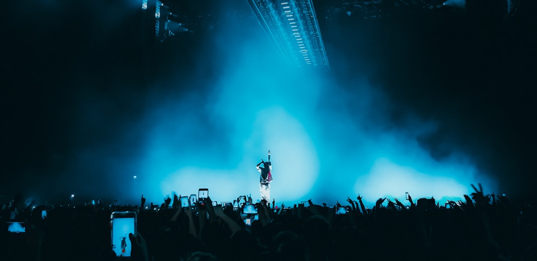 découvrez l'univers du rap, un genre musical riche en émotions et en histoires. plongez dans les rythmes entraînants et les paroles percutantes qui font vibrer des millions de fans à travers le monde.