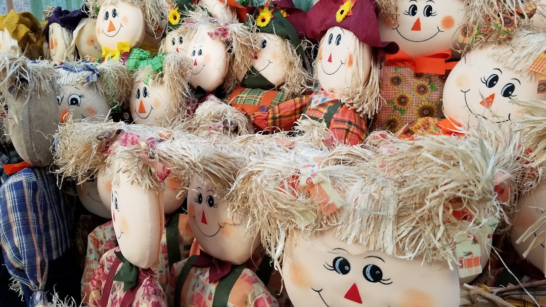 découvrez l'histoire intrigante de robert the doll, la poupée légendaire aux pouvoirs mystérieux et aux récits effrayants. plongez dans l'univers fascinant de ce symbole de paranormal, entre folklore et aventures surnaturelles.