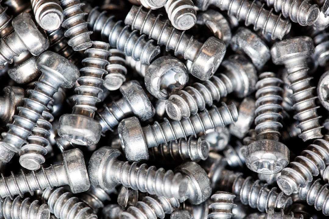 découvrez comment résoudre le problème des vis abîmées avec notre guide sur les vis détruites. apprenez des techniques pratiques pour enlever les vis strippées et éviter les dommages lors de vos projets de bricolage.