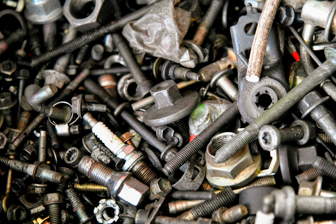 découvrez comment gérer les vis dénudées, un problème courant dans les projets de bricolage. apprenez des astuces pratiques pour retirer une vis abîmée et éviter des dommages ultérieurs à vos pièces. idéal pour les amateurs de bricolage et les professionnels!