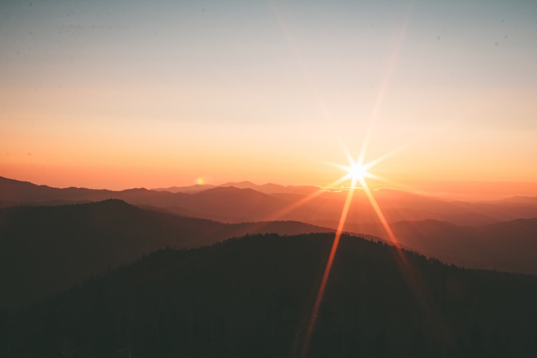 découvrez la beauté époustouflante de l'aube avec notre exploration du lever de soleil, un moment magique où la lumière et les couleurs dansent dans le ciel, annonçant un nouveau jour plein de promesses.