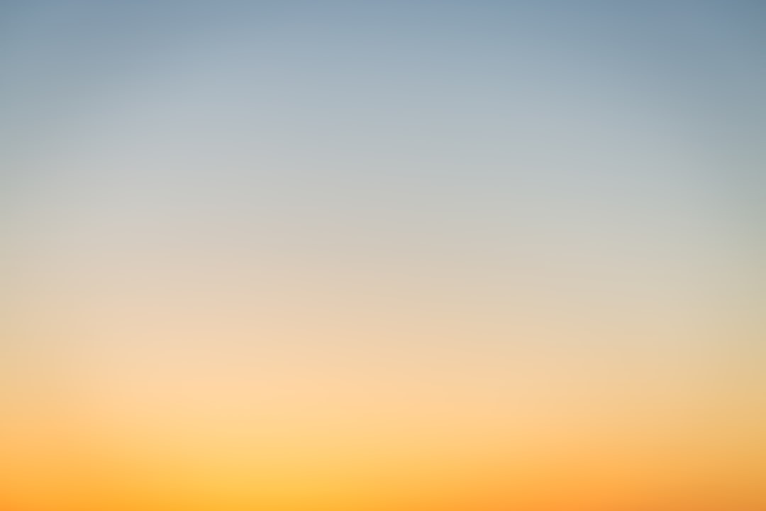 découvrez la magie d'un lever de soleil, moment paisible où la lumière dorée illumine le ciel et apporte une nouvelle promesse de journée. plongez dans la beauté des paysages au réveil de la nature.
