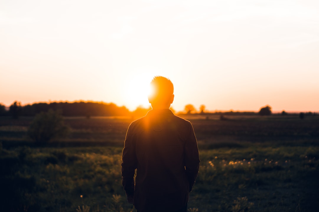 découvrez la magie de l'aube avec notre article sur le lever de soleil. émerveillez-vous devant les magnifiques couleurs du ciel et apprenez à capturer ces instants éphémères pour en faire des souvenirs inoubliables.