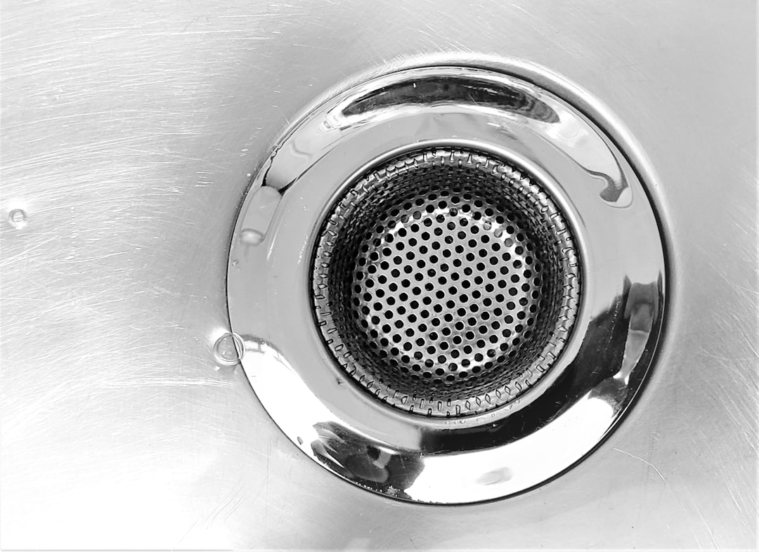découvrez nos conseils et astuces pour un nettoyage efficace des toilettes. apprenez à éliminer les taches et à désinfecter en profondeur pour assurer un environnement sanitaire et frais.