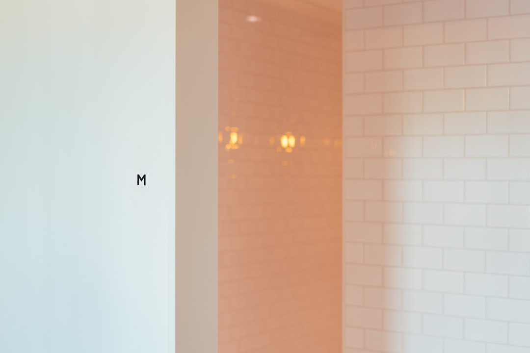 découvrez nos conseils et astuces pour un nettoyage efficace des toilettes. apprenez à choisir les produits adaptés et à adopter les bonnes techniques pour maintenir un environnement sain et hygiénique.