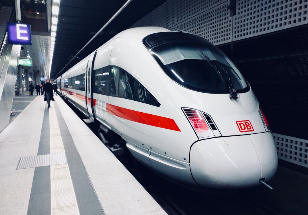 découvrez comment obtenir un remboursement pour votre billet de train facilement et rapidement. suivez notre guide pour connaître les étapes à suivre et les conditions à respecter afin de récupérer votre argent en cas d'annulation ou de changement de réservation.