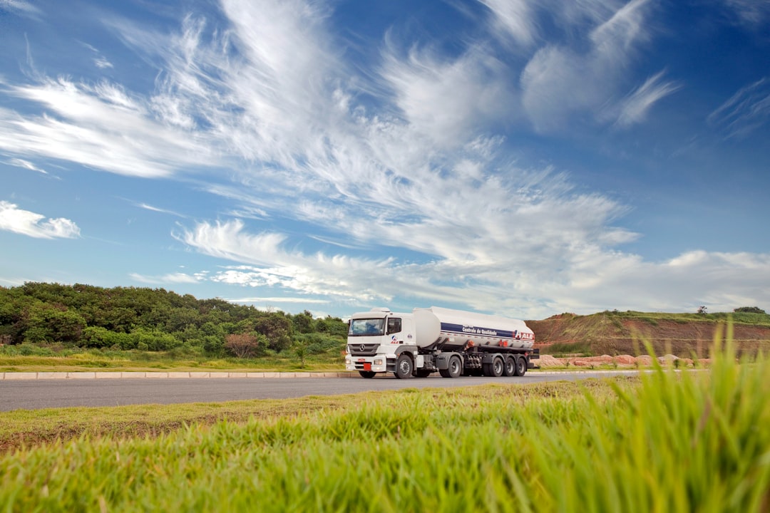 obtenez votre licence de camion dès aujourd'hui ! notre guide complet vous accompagne à travers les étapes d'obtention de votre permis poids lourd, les exigences, les formations et les conseils pratiques pour réussir votre projet professionnel dans le transport routier.