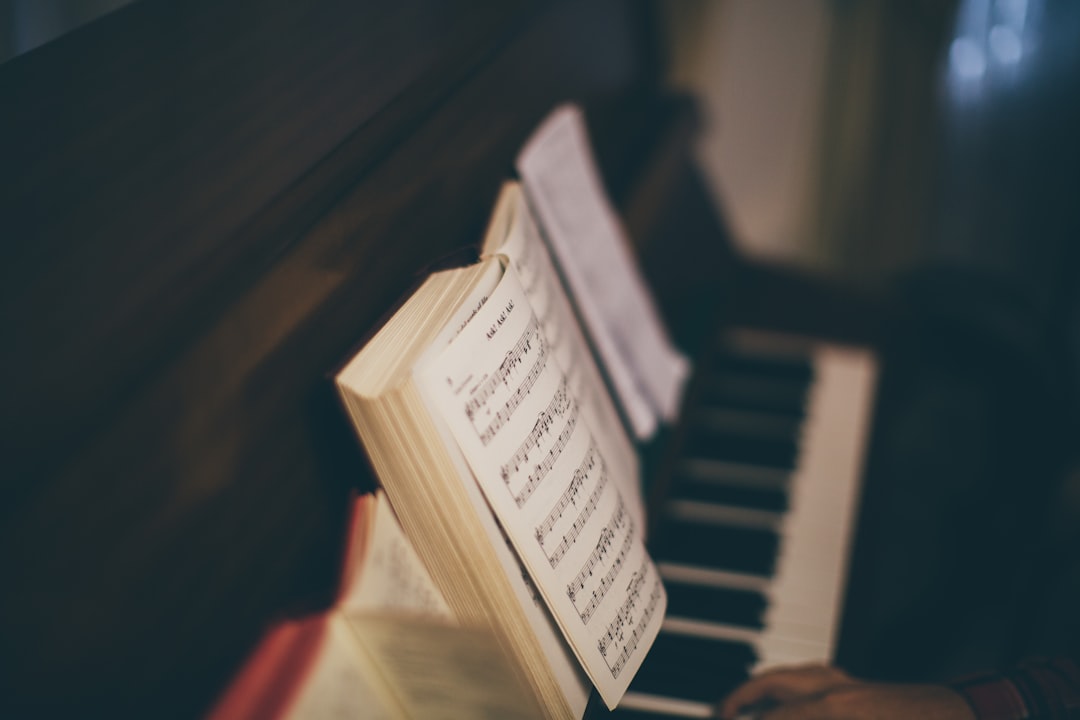 découvrez des collaborations musicales improbables qui vous surprendront ! plongez dans un univers où des artistes de genres différents unissent leurs talents pour créer des morceaux uniques et mémorables. laissez-vous inspirer par ces rencontres inattendues et explorez la richesse de la musique au-delà des frontières conventionnelles.