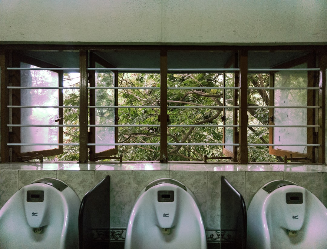 découvrez tout ce qu'il faut savoir sur l'urine : sa composition, son rôle dans l'organisme, ainsi que son importance pour la santé et le diagnostic. informez-vous sur les aspects scientifiques et médicaux liés à l'urine.