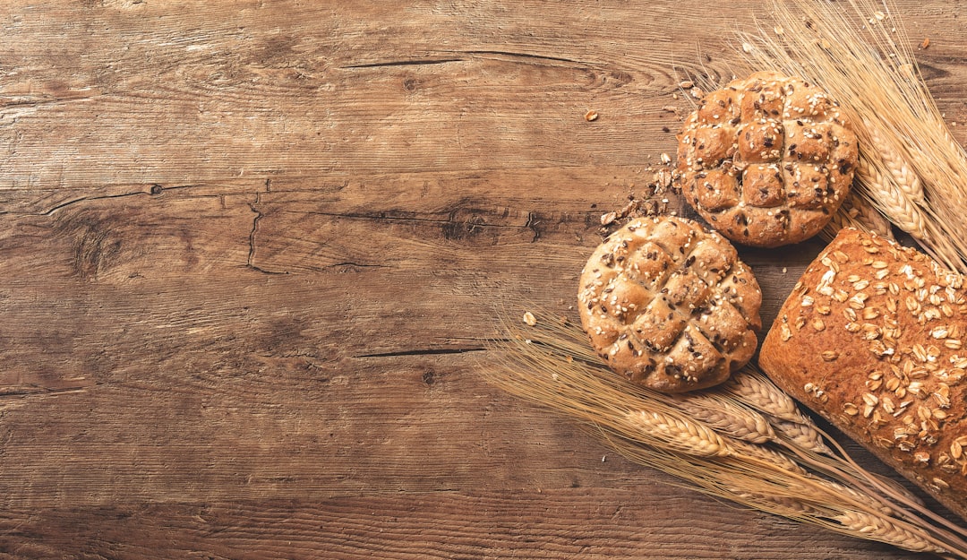 découvrez les bienfaits du pain complet : riche en fibres, savoureux et nourrissant, il est parfait pour une alimentation saine. apprenez à préparer votre propre pain complet à la maison avec des ingrédients simples et naturels.