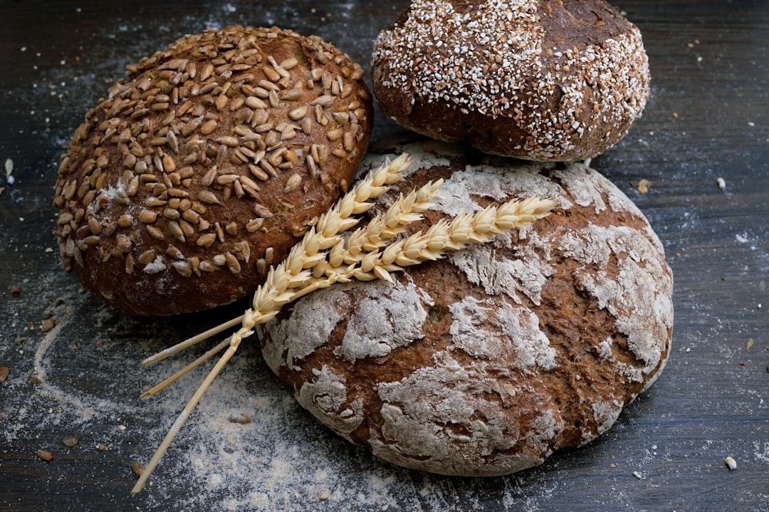 découvrez les bienfaits du pain complet, un choix nutritif riche en fibres et en saveurs. idéal pour un régime équilibré, notre pain complet est fabriqué à partir de grains entiers soigneusement sélectionnés, offrant une texture savoureuse et une croûte croustillante. parfait pour vos sandwiches ou comme accompagnement de vos repas!