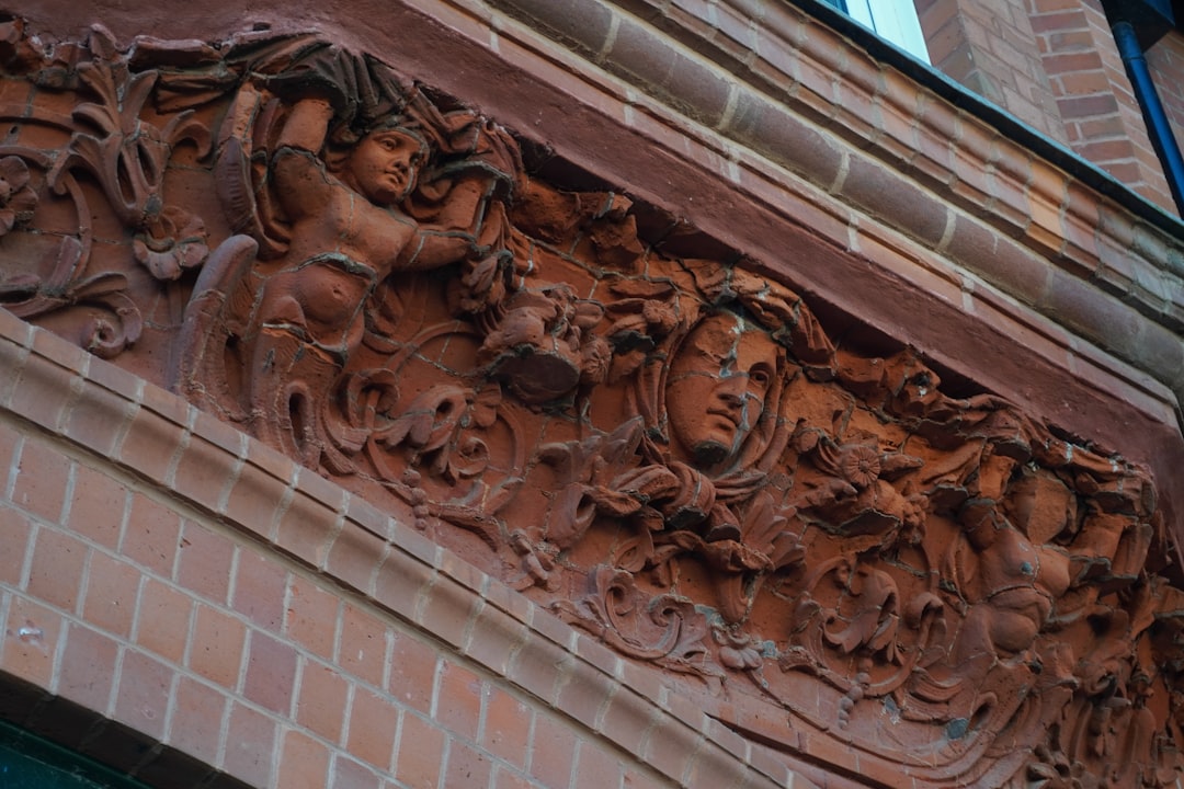 découvrez l'art de la restauration du bois : techniques, conseils et astuces pour redonner vie à vos meubles et objets en bois. transformez vos pièces anciennes en trésors grâce à notre guide complet sur la restauration du bois.