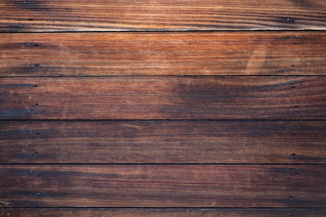 découvrez les techniques de restauration du bois pour redonner vie à vos meubles et plafonds en bois. apprenez à réparer, poncer et traiter le bois afin de préserver sa beauté naturelle et prolonger sa durabilité.