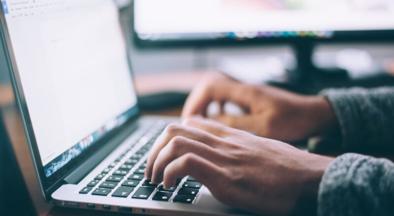 découvrez les règles essentielles d'écriture pour améliorer votre style et rendre vos textes captivants. que vous soyez débutant ou écrivain confirmé, apprenez à structurer vos idées, varier vos phrases et éviter les erreurs courantes pour renforcer l'impact de vos écrits.