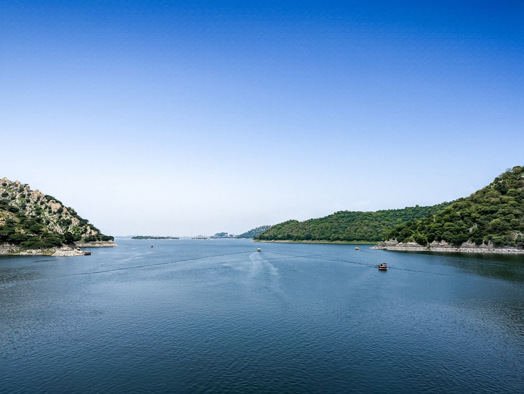 découvrez les merveilles des lacs artificiels : des écosystèmes fascinants, des activités récréatives variées et une beauté naturelle à couper le souffle. plongez dans l'univers des lacs créés par l'homme et leurs impacts environnementaux.