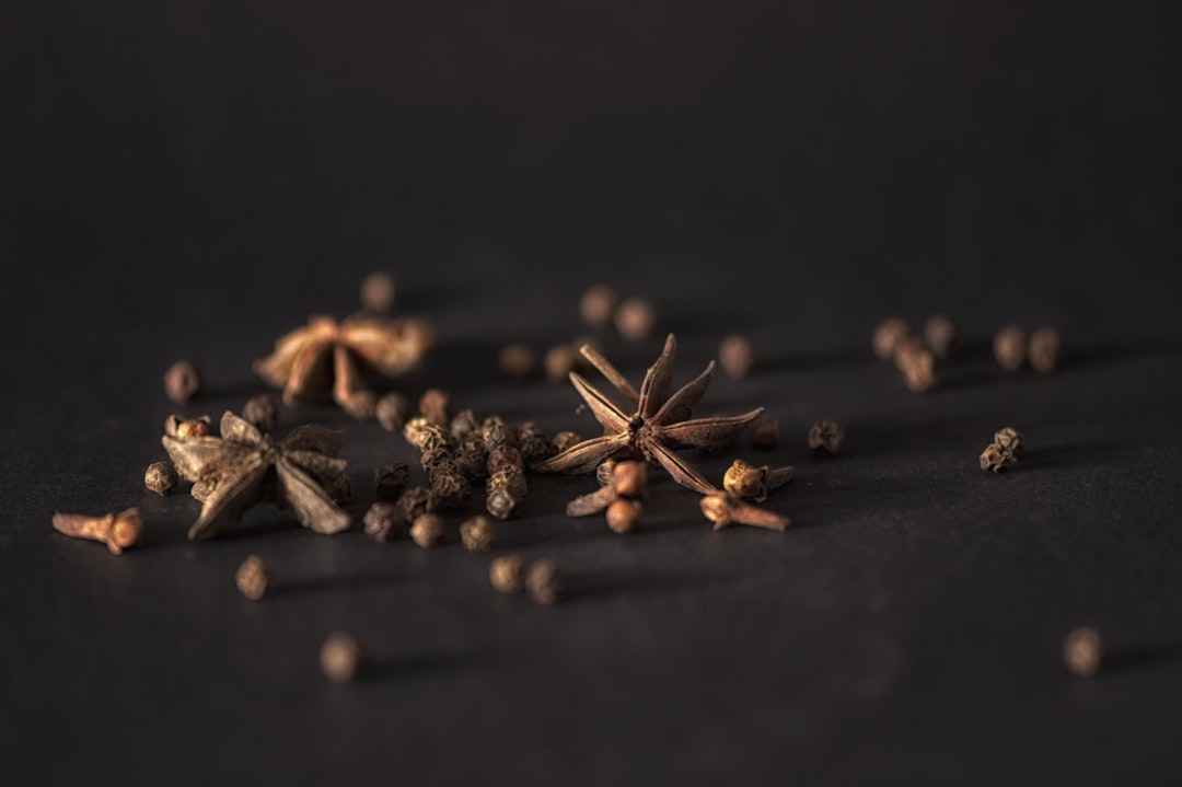 découvrez le clou de girofle, une épice aromatique aux multiples bienfaits pour la santé. utilisée en cuisine, en médecine traditionnelle et pour ses propriétés antioxydantes, le clou de girofle rehausse vos plats tout en apportant des vertus apaisantes. apprenez tout sur son usage, ses recettes et ses propriétés dans notre guide complet.