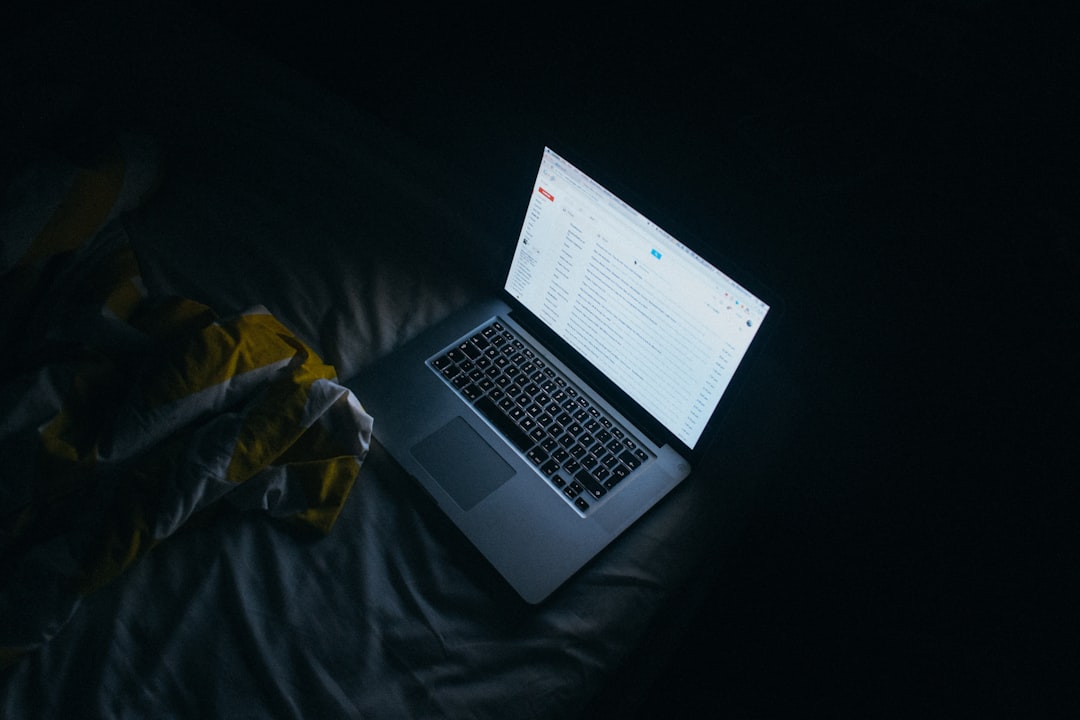 découvrez les mystères du dark web, cet univers caché d'internet où se mêlent dangers et opportunités. plongez dans cet espace peu connu, explorez ses enjeux, ses dérives et les meilleures pratiques pour naviguer en sécurité.
