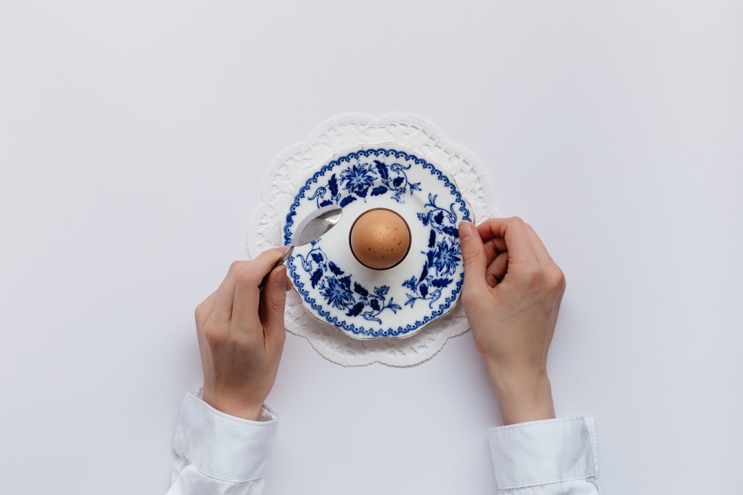 découvrez tout ce que vous devez savoir sur le poids des œufs, y compris les différentes classifications, les impacts sur la cuisine et les conseils pour choisir des œufs de qualité. idéal pour les passionnés de cuisine et les consommateurs soucieux de leur alimentation.
