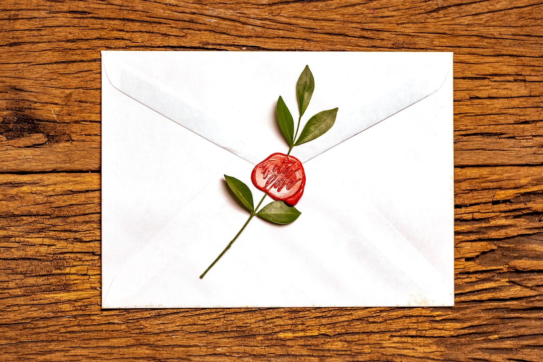 découvrez notre vaste sélection d'enveloppes pour tous vos besoins d'envoi, qu'il s'agisse de lettres, documents ou invitations. choisissez parmi différents formats, couleurs et matériaux pour donner une touche personnelle à vos correspondances.