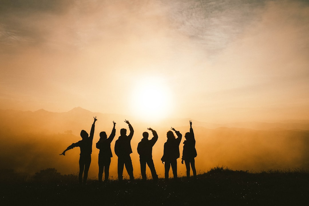 découvrez l'importance de l'amitié, une relation essentielle qui enrichit nos vies. explorez les différentes facettes de l'amitié, des moments inoubliables aux défis à surmonter, et apprenez comment cultiver des connexions sincères et durables.