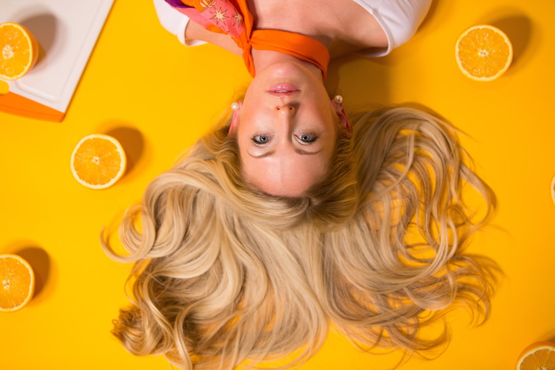 découvrez les dernières tendances en matière de couleur de cheveux ! que vous souhaitiez une teinte audacieuse ou un look naturel, trouvez des conseils et astuces pour sublimer votre chevelure et exprimer votre personnalité à travers votre couleur. transformez votre style capillaire avec nos idées inspirantes.