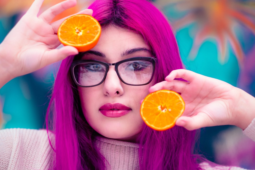 découvrez les dernières tendances en matière de coloration capillaire ! que vous souhaitiez un look audacieux avec des couleurs vives ou une nuance subtile et naturelle, trouvez l'inspiration pour vos cheveux ici. obtenez des conseils d'experts, des techniques de coloration et des idées de style pour sublimer votre chevelure.
