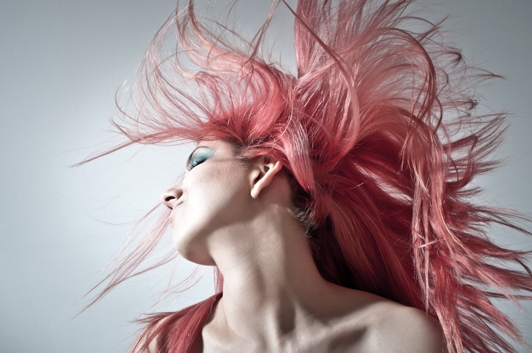 découvrez l'univers fascinant de la couleur des cheveux ! explorez des conseils, des tendances et des astuces pour sublimer votre look avec les meilleures teintes et techniques de coloration. transformez votre style et révélez votre personnalité grâce à des choix de couleurs qui vous mettent en valeur.