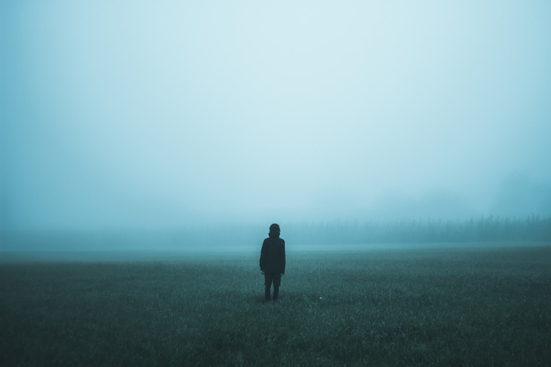 découvrez les nuances de l'hésitation, une émotion humaine complexe qui influence nos choix et décisions. explorez les causes, les effets et les stratégies pour surmonter cette ambivalence dans votre vie quotidienne.