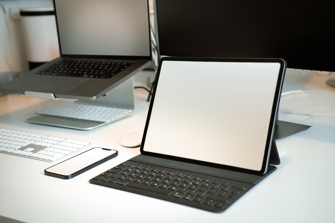 découvrez tout ce qu'il faut savoir sur les dispositions de clavier. explorez les différents types de layouts, leurs avantages, et comment choisir celui qui convient le mieux à votre utilisation quotidienne.