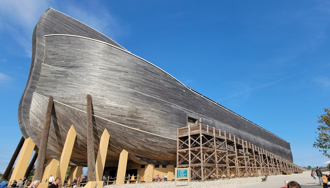 découvrez l'histoire fascinante de l'arche de noé, un récit biblique captivant sur la foi, la préservation de la vie et l'amour divin. plongez dans cette aventure unique et explorez les leçons intemporelles qu'elle enseigne sur la compassion et l'espoir.