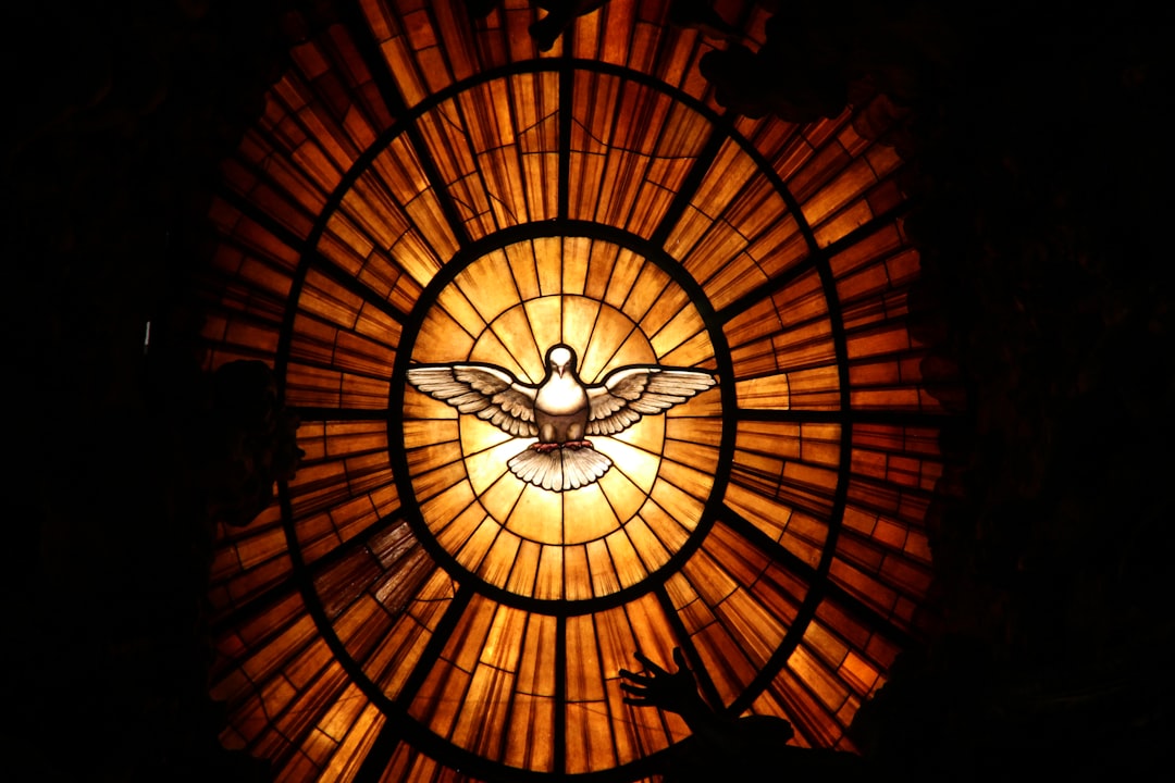 découvrez la fête de la pentecôte, une célébration chrétienne marquant la descente de l'esprit saint sur les apôtres. plongez dans son histoire, ses traditions et son importance dans la foi chrétienne.