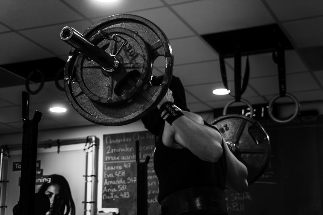 découvrez les nuances de l'attraction physique : un mélange de chimie, de séduction et de connexions humaines, explorant comment l'apparence et le charisme influent sur nos relations et nos émotions.