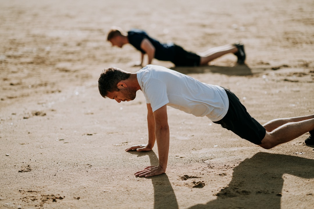 découvrez les subtilités de l'attraction physique, un phénomène complexe qui transcende les apparences. explorez les facteurs psychologiques et biologiques qui influencent nos préférences, ainsi que l'impact de l'attraction physique sur les relations humaines.