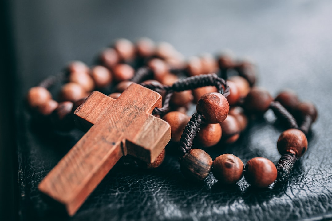 découvrez les différentes religions du monde, leurs croyances, pratiques et impacts culturels. plongez dans l'histoire et la diversité spirituelle qui façonnent nos sociétés contemporaines.