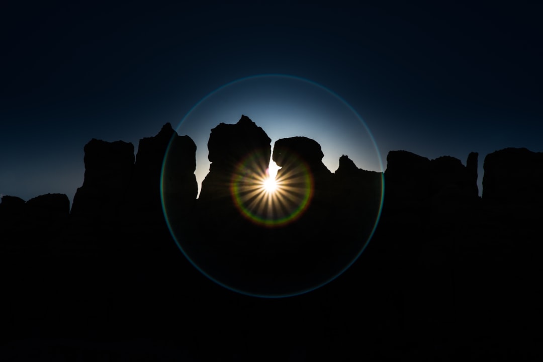 découvrez le phénomène fascinant de l'éclipse solaire, un événement céleste unique où la lune se positionne entre la terre et le soleil, plongeant temporairement notre planète dans l'obscurité. informez-vous sur les différentes phases, les meilleures façons d'observer cet incroyable spectacle et les traditions qui l'entourent.