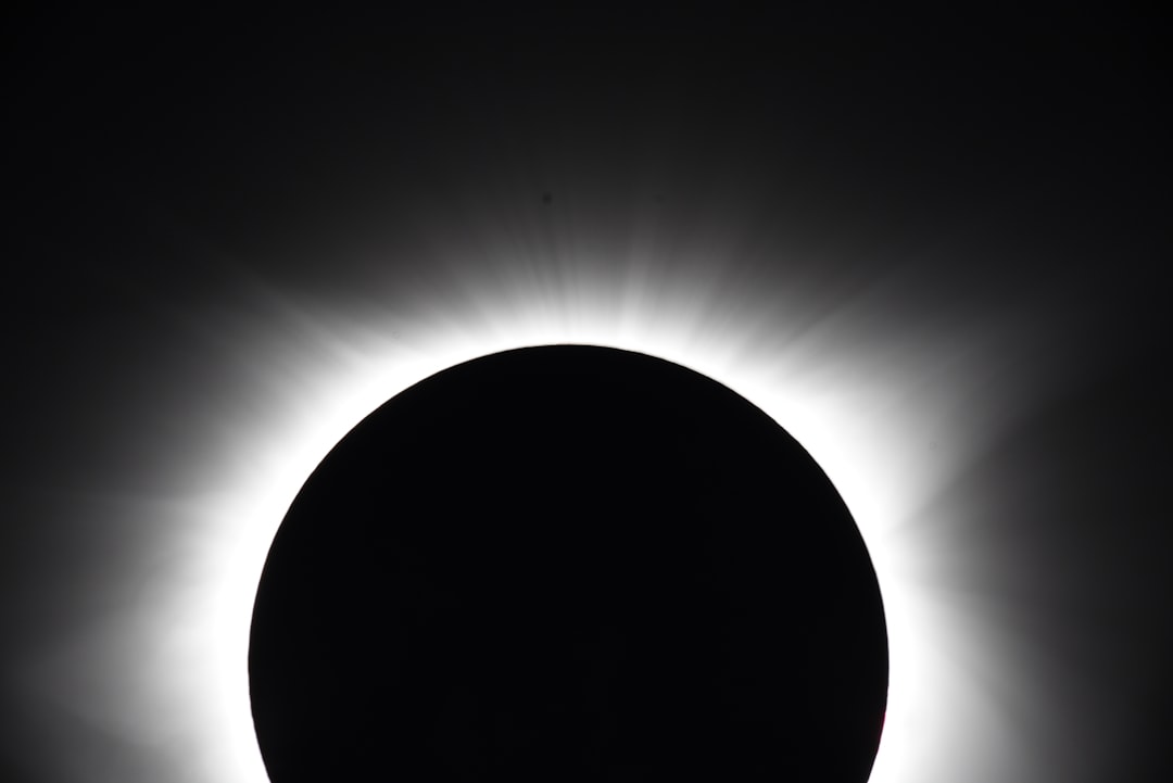 découvrez la magie d'une éclipse solaire, un phénomène astronome captivant où la lune bloque partiellement ou totalement la lumière du soleil. apprenez comment observer cet événement unique en toute sécurité et explorez les mythes et histoires fascinants qui entourent les éclipses solaires.