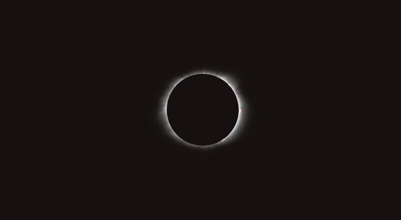 découvrez tout sur l'éclipse solaire : un phénomène astronomique fascinant qui transforme le jour en nuit, où la lune obscurcit le soleil. apprenez comment observer cet événement rare en toute sécurité et soyez témoins de la beauté du ciel.