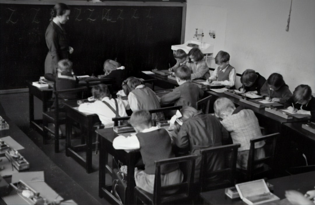 découvrez tout ce que vous devez savoir sur les salaires des enseignants en france. comparez les rémunérations selon les niveaux d'enseignement, l'expérience et les régions. informez-vous sur les évolutions salariales et les conditions de travail des enseignants.