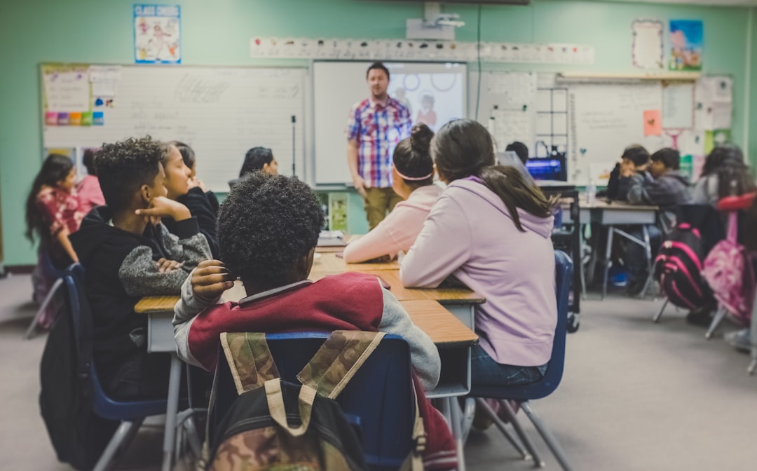 découvrez tout ce qu'il faut savoir sur le salaire des enseignants : échelles salariales, facteurs influençant les salaires, perspectives d'évolution de carrière, et conseils pour optimiser votre rémunération dans le secteur éducatif.